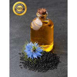 Kaltgepresstes Schwarzkümmelöl in einer Glasflasche mit Schwarzkümmelsamen und Nigella-Blüte