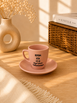 Espressotasse „Boyum Kısa Diye Mi Güzel Günler Göremiyorum“ aus Keramik in Altrosa