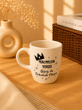 Keramiktasse „Mükemmellik Yordu, Biraz da Fevkalade Olayım“